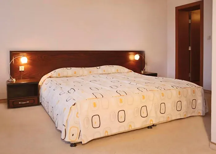 кипарис, Хотел Враца